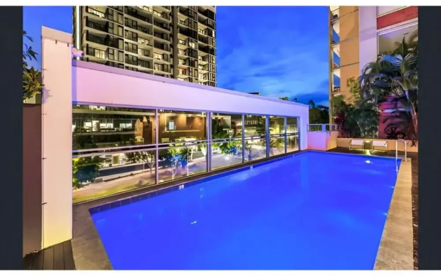 2-bed Near Brisbane CBD With Pool, Sauna & BBQ
