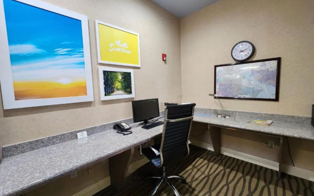 Days Inn & Suites Pasadena