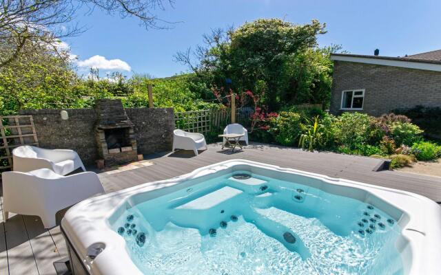 Ladywell Croyde 6 Bedrooms, Sleeps 12, Hot Tub