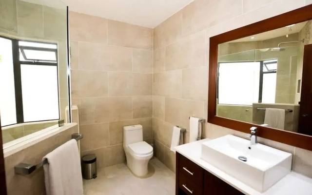 Spectacular - spacious unit in Flamingo in front of the beach