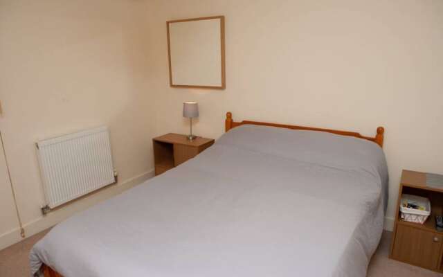 2 Bedroom Apartment With Private Parking in Bristol