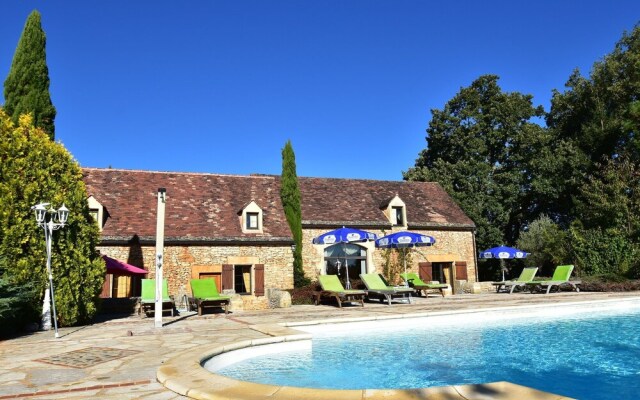 Beautiful Holiday Home with Heated Pool in Cazals France