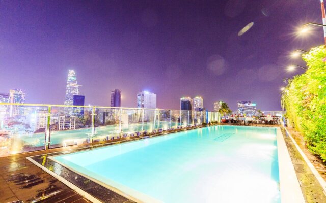 Happy Life Grand Hotel & Sky Bar
