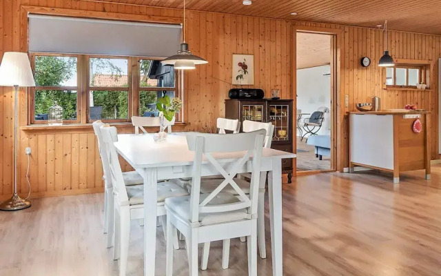 Cozy Summer House Near Ore Strand