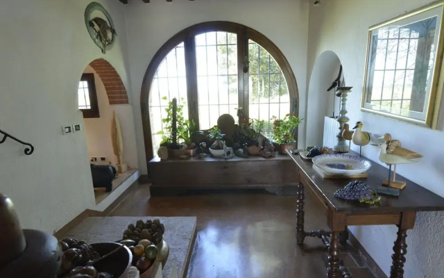 Pleasant Villa In Valiano With Terrace, Garden, Sun-Loungers