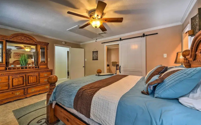 Spacious Conroe Home w/ Foosball & Pool Table!