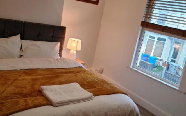 Fields Home a Stunning 3 Bedroom-Sleeps 5