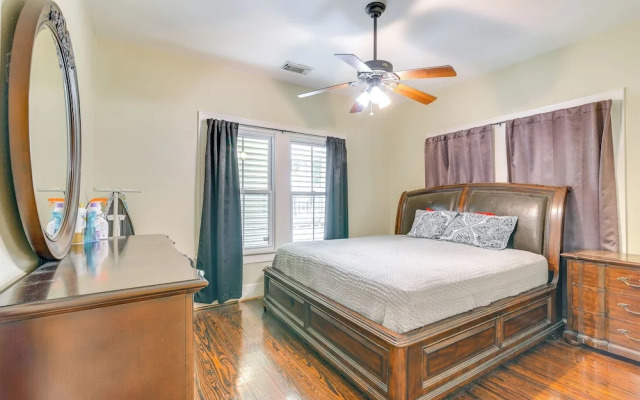 ~ Half-mi to Galveston Seawall: Apartment w/ Deck!