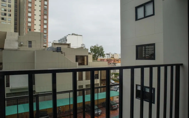 w Impressive 1BR w Balcony in Miraflores