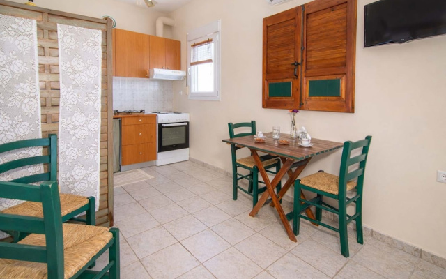 Village Vibe - Seaside Stay w Balcony Near Volos