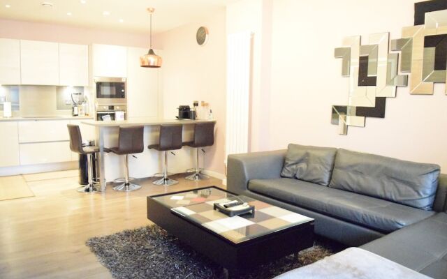 Modern 1 Bedroom Apartment With Balcony