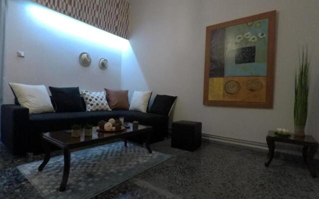73sq Apt near Athens and Piraeus port with backyard