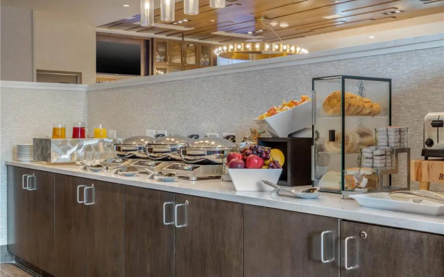 Cambria Hotel Charleston Riverview
