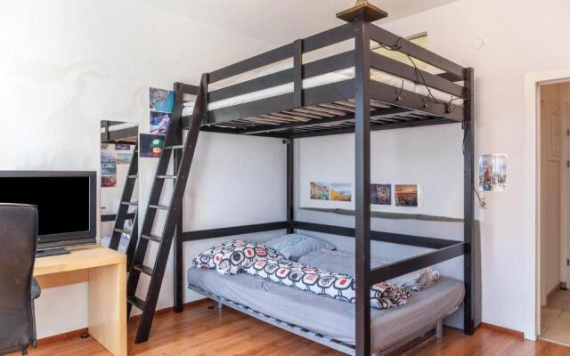 Cozy central apartment 1min train