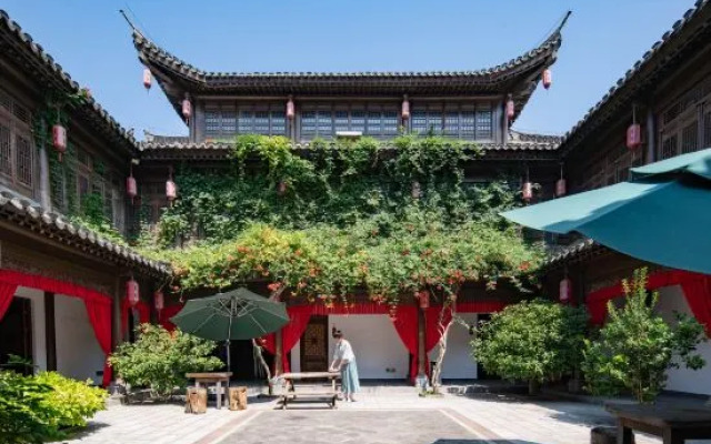 The Courtyard of Family Hua