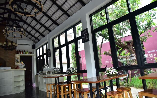 Ploy's Pearl Hotel