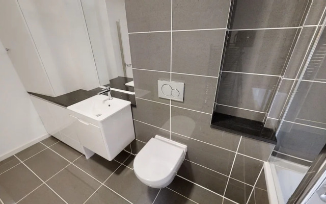 Centrally Located Budget Apartment, 3mins to Tube