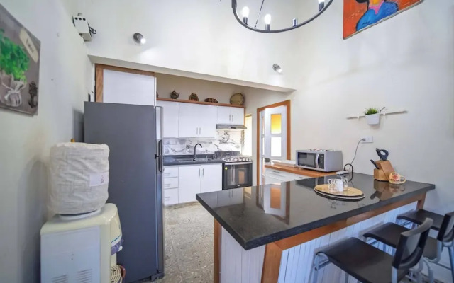 Colonial 2BR Apartment 2mins Walk to Beach!