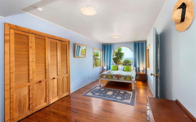 The Big Round Window - Raglan Holiday Home