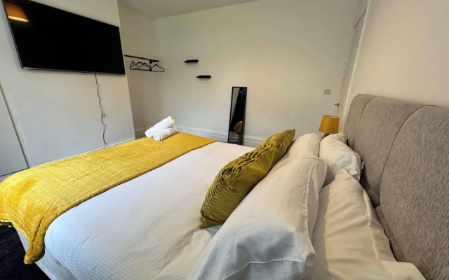 City Centre-4 Br-sleeps 7-garden-free Parking