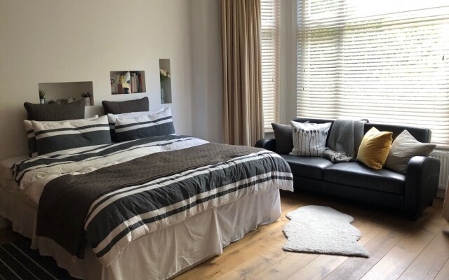 The Spacious Fitzjohn’s Road Apartment - RKC