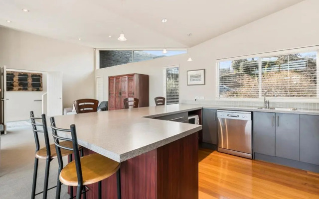 Lake Views on Yewlett - Queenstown Holiday Home