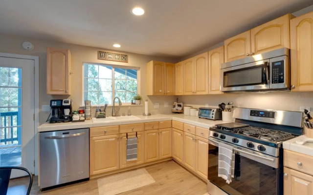 12 Mi to Apple Hill: Family-friendly Cabin Retreat