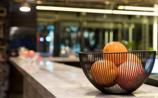 Wanhe Zhizhen Hotel (Shanghai Sun Moonlight Dapuqiao Subway Station)