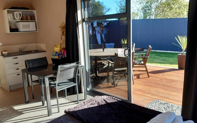 Modern BNB unit with Wifi and Breakfast