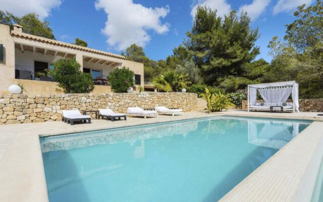 Detached villa in Ibiza with great views of the hills and jacuzzi