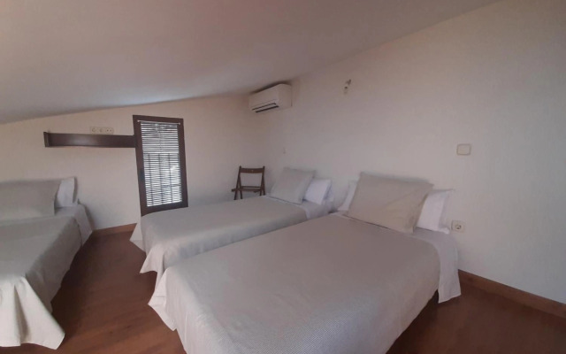 Casa con patio y chimenea en Piedralaves