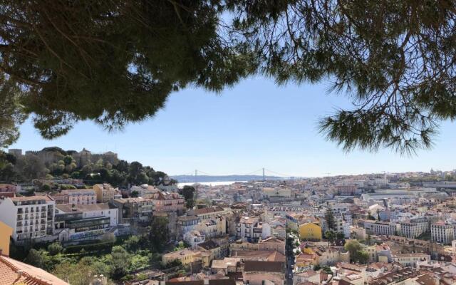 Lovelystay - Bright And Spacious Flat in Graça