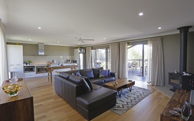 Lilies on Lovedale Estate - Heated Pool and Spa