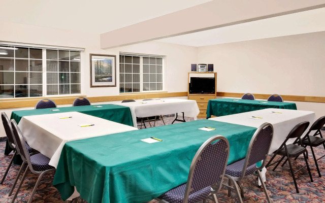 Super 8 by Wyndham Battle Mountain