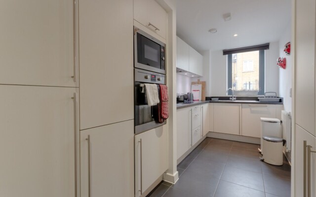 Modern 3 Bedroom Duplex Apartment in Stepney