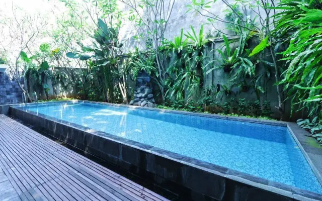 Pejaten Valley Residence by ZUZU