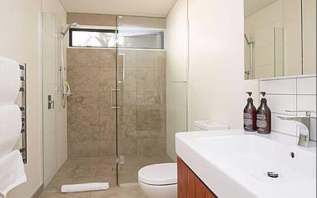 Clutha Place - Sleeps 8 - Lake Views - Balcony