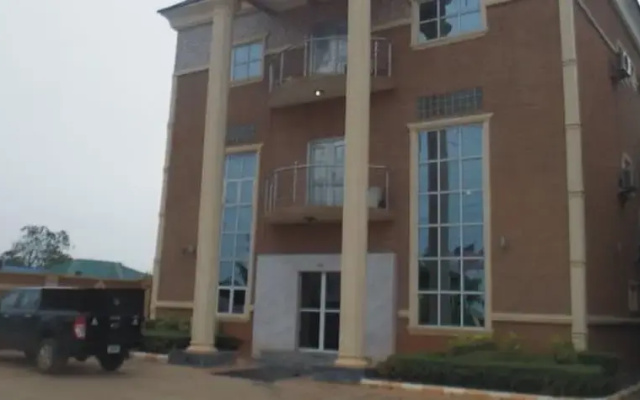 Sheriffyt Royale Hotel and Suites