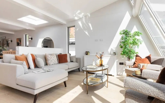 Cheyne Walk Houseboat by Onefinestay
