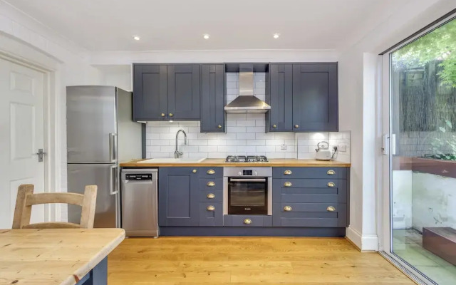 Charming Hampstead Retreat with Patio