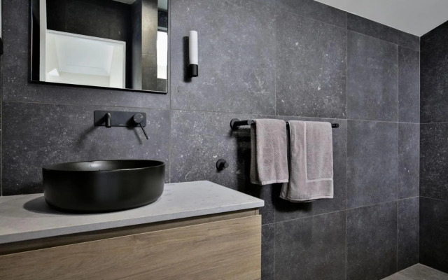 Seaview - Pet Friendly with Stunning Views - 1 Min to Beach