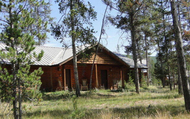 Headwaters Lodge & Cabins at Flagg Ranch