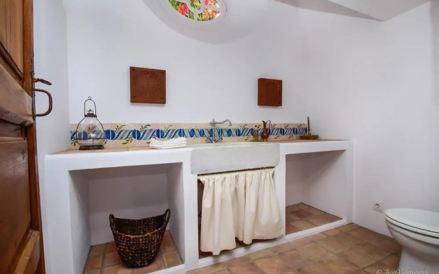 A Real Oasis In Colonial Style Villa