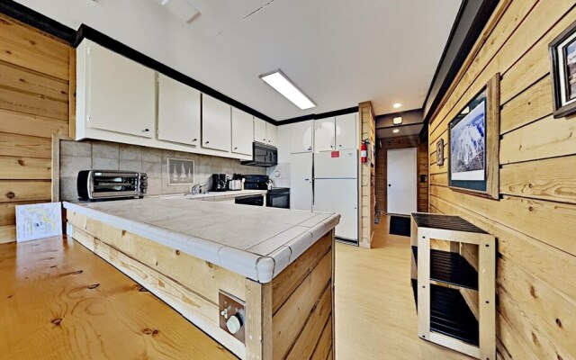 Two Bedroom Units at 1849 Condos with 3 Hot Tubs & Slopeside