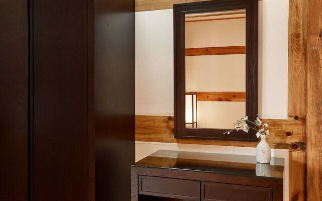 Hanok stay NAMWONYECHON by Kensington
