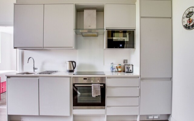 Elegant Apartment in Milton Keynes near Snozone