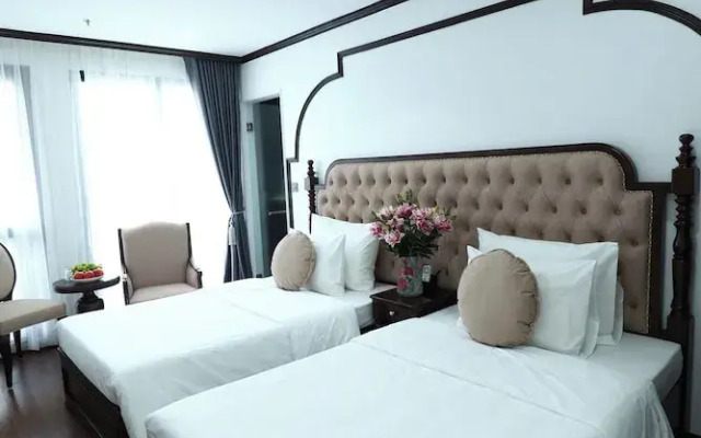 Royal Hotel Me Tri Ha