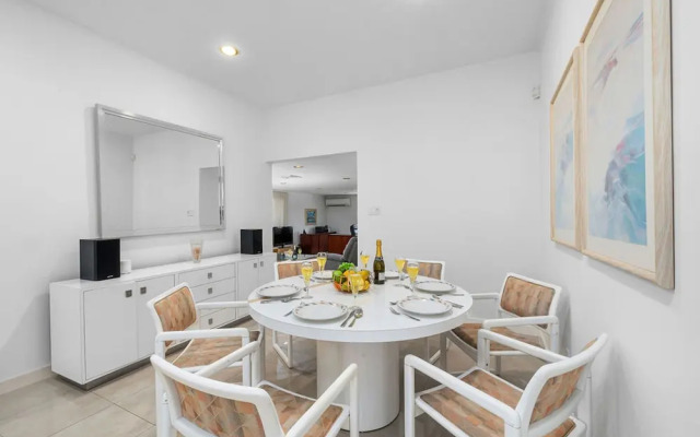 3BR 3BA Pool Downtown Short Walk to Beach
