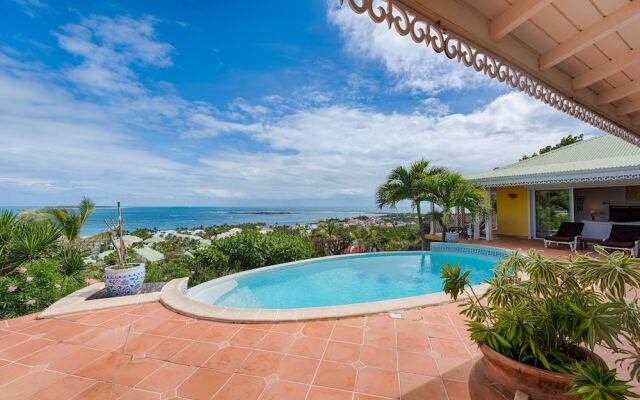 Stunning Orient Bay Ocean Views, Walk to the Beach! AC, Free Wifi, Swimming Pool