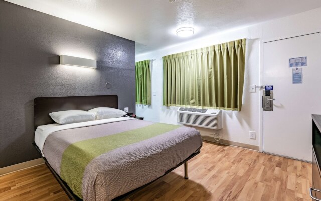 Studio 6 Monroe, LA - Hwy 165